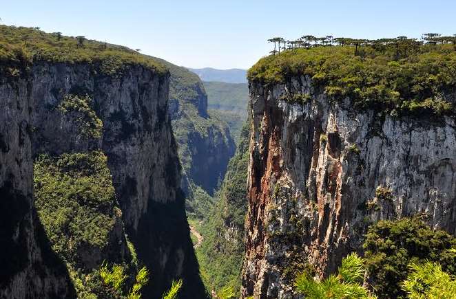 Tour Canyon Itaimbezinho Conheça o 2º maior canyon da América Latina conosco, situado na cidade de Cambará do Sul, através de uma caminhada ecológica em duas trilhas
