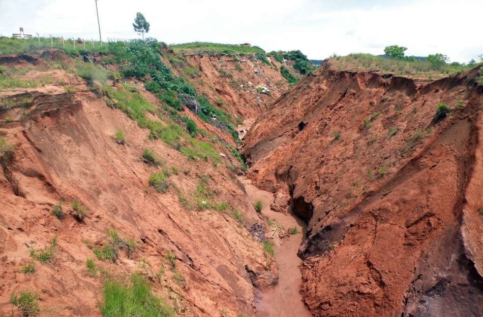 1. Precipitação Em áreas sem proteção vegetal, as chuvas podem abrir grandes