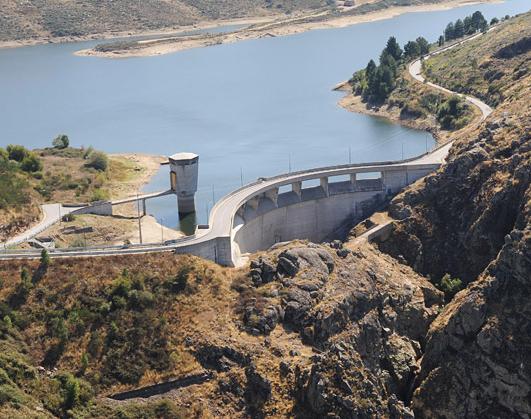 Caldeirão dam Barragem do Caldeirão Spillway over the dam (A.1) and plunging pool downstream (B.1) Descarregador de cheias sobre a barragem (A.1), com queda livre e dissipação de energia no leito (B.