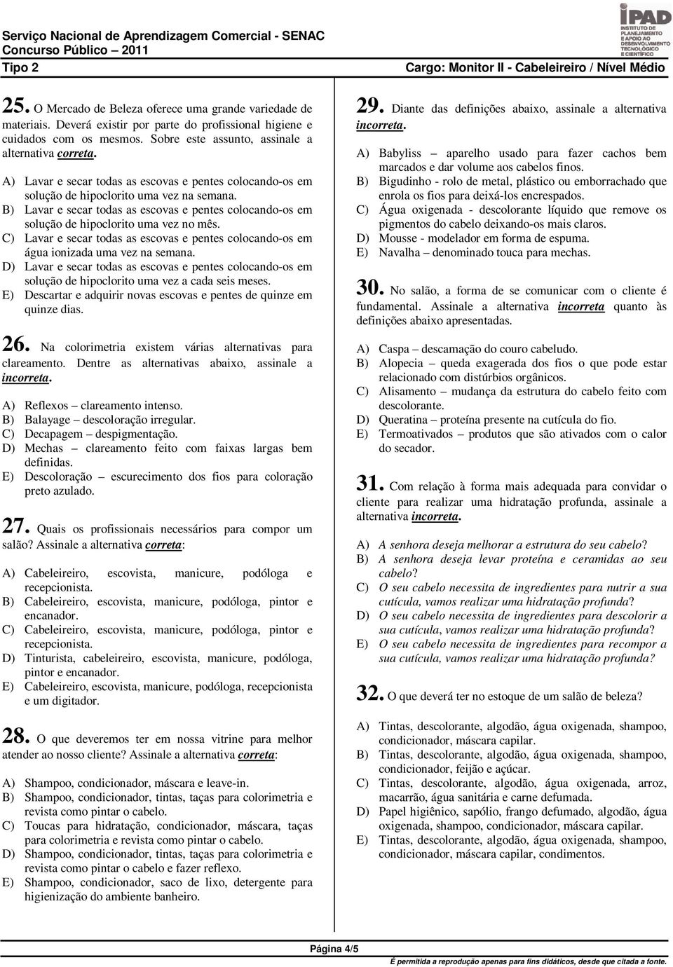 C) Lavar e secar todas as escovas e pentes colocando-os em água ionizada uma vez na semana. D) Lavar e secar todas as escovas e pentes colocando-os em solução de hipoclorito uma vez a cada seis meses.