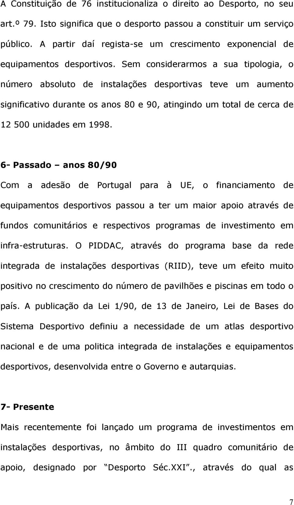 Sem considerarmos a sua tipologia, o número absoluto de instalações desportivas teve um aumento significativo durante os anos 80 e 90, atingindo um total de cerca de 12 500 unidades em 1998.