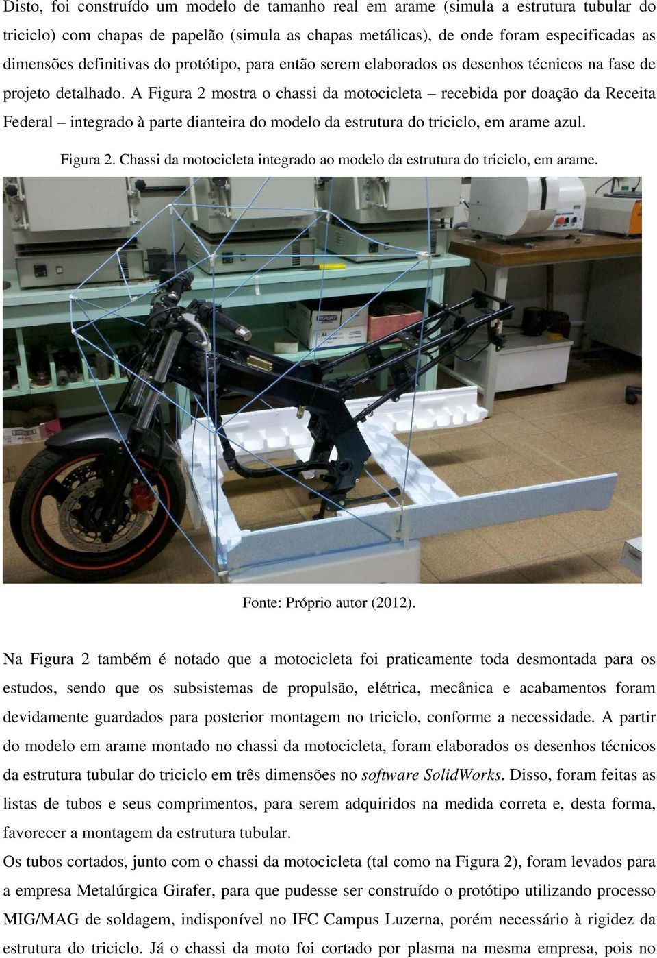 A Figura 2 mostra o chassi da motocicleta recebida por doação da Receita Federal integrado à parte dianteira do modelo da estrutura do triciclo, em arame azul. Figura 2. Chassi da motocicleta integrado ao modelo da estrutura do triciclo, em arame.