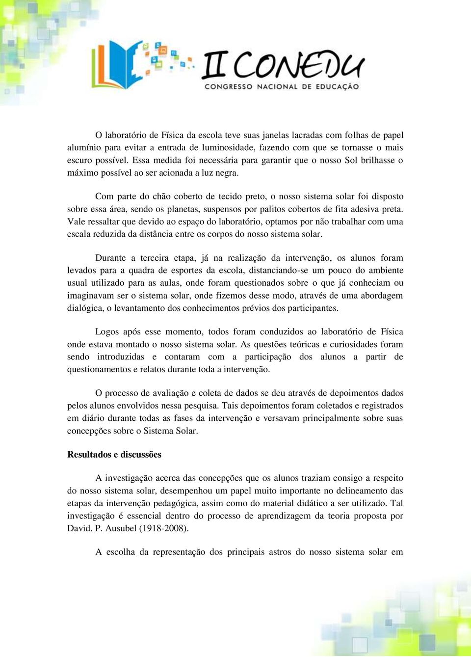 Com parte do chão coberto de tecido preto, o nosso sistema solar foi disposto sobre essa área, sendo os planetas, suspensos por palitos cobertos de fita adesiva preta.