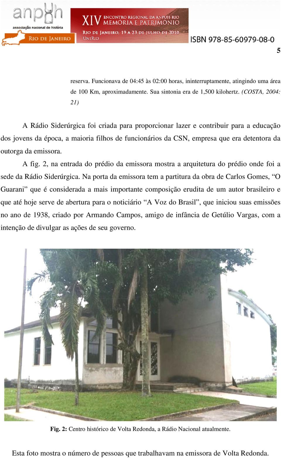 outorga da emissora. A fig. 2, na entrada do prédio da emissora mostra a arquitetura do prédio onde foi a sede da Rádio Siderúrgica.