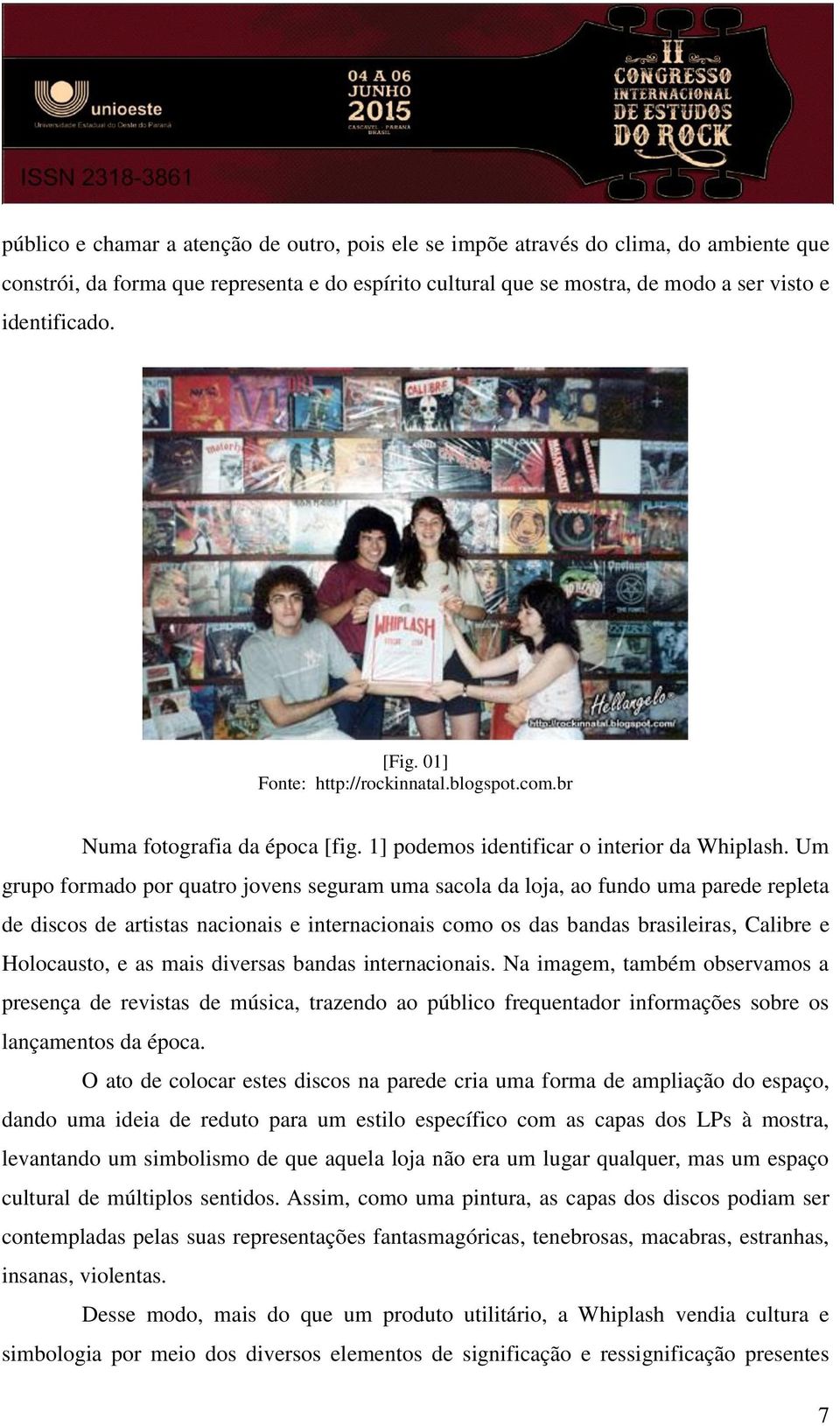 Um grupo formado por quatro jovens seguram uma sacola da loja, ao fundo uma parede repleta de discos de artistas nacionais e internacionais como os das bandas brasileiras, Calibre e Holocausto, e as