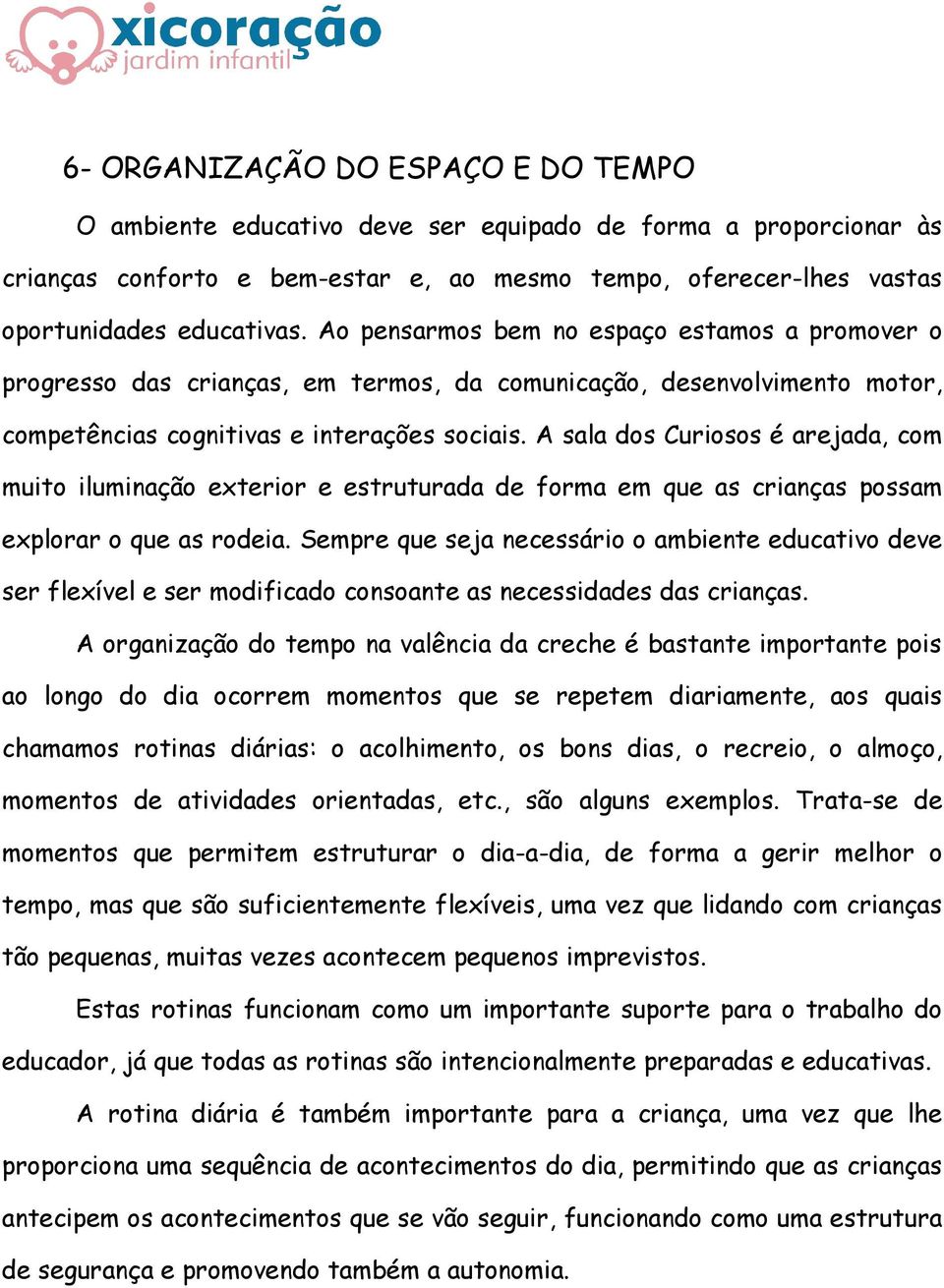 A sala dos Curiosos é arejada, com muito iluminação exterior e estruturada de forma em que as crianças possam explorar o que as rodeia.