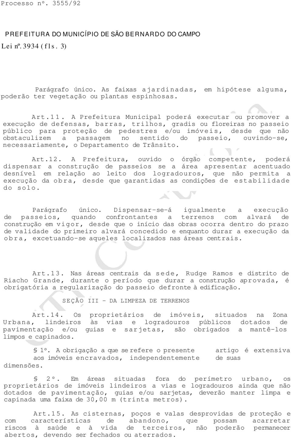 A Prefeitura Municipal poderá executar ou promover a execução de defensas, barras, trilhos, gradis ou floreiras no passeio público para proteção de pedestres e/ou imóveis, desde que não obstaculizem