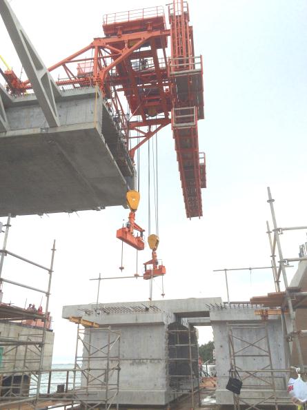 br O uso de treliça metálica para operação de içamento de aduelas de concreto durante a fase construtiva de pontes é preferencialmente empregado em situações onde a aplicação do cimbramento