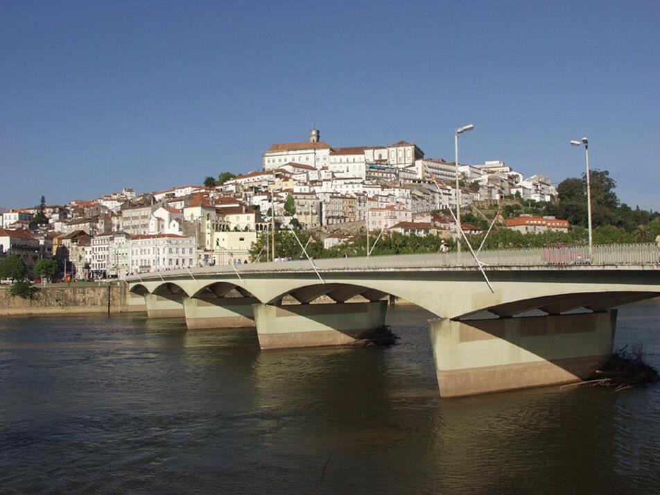 A 40 Km do Mar; Na zona Centro de Portugal; Com uma