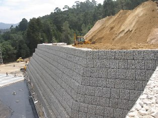 Contenção em Gabião Estruturas de contenção são obras civis construídas com a finalidade de conter a estabilidade contra a ruptura de maciços de solos.