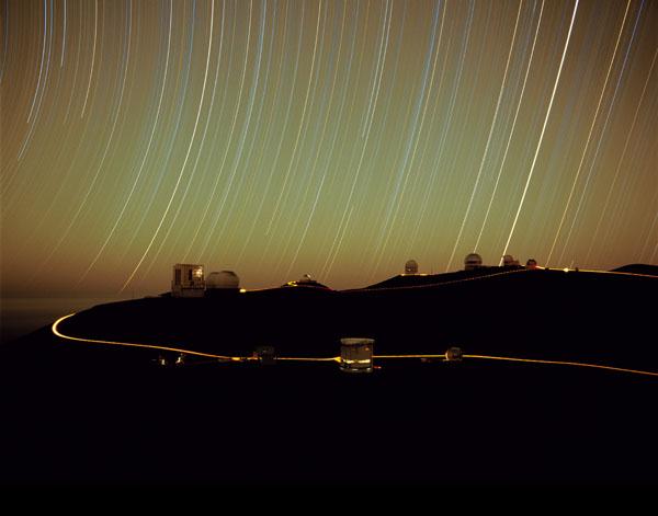 Astros circumpolares: - São astros que, para o observador em um determinado lugar, nunca nascem nem se põem. Figura 1.02.08: Movimento diurno das estrelas em Mauna Kea (Havaí).