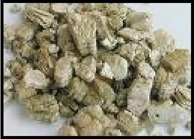 Vermiculita: é um mineral de estrutura variável, constituído de lâminas ou camadas, justapostas de uma estrutura rochosa que contém ferro e magnésio.