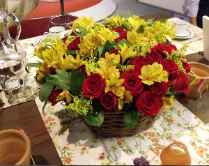 Item 34 (Anexo I-A) e Item 98 (Anexo I-B) - Arranjos de flores naturais para decoração em mesa de apoio medindo até
