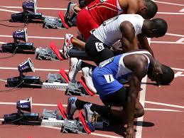 ATLETISMO - Saídas Saída Baixa ou Saída do Bloco: é usada em corridas curtas, em que a explosão muscular do atleta tenha fator decisivo.