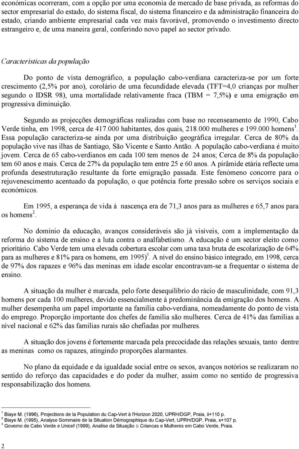 Características da população Do ponto de vista demográfico, a população cabo-verdiana caracteriza-se por um forte crescimento (2,5% por ano), corolário de uma fecundidade elevada (TFT=4,0 crianças