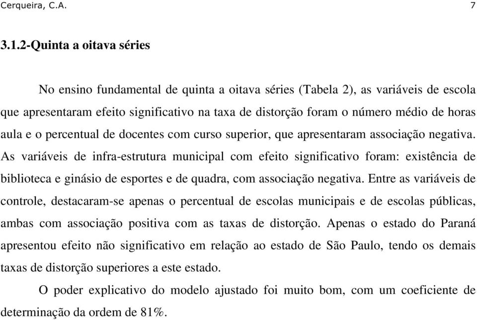 aula e o percentual de docentes com curso superior, que apresentaram associação negativa.