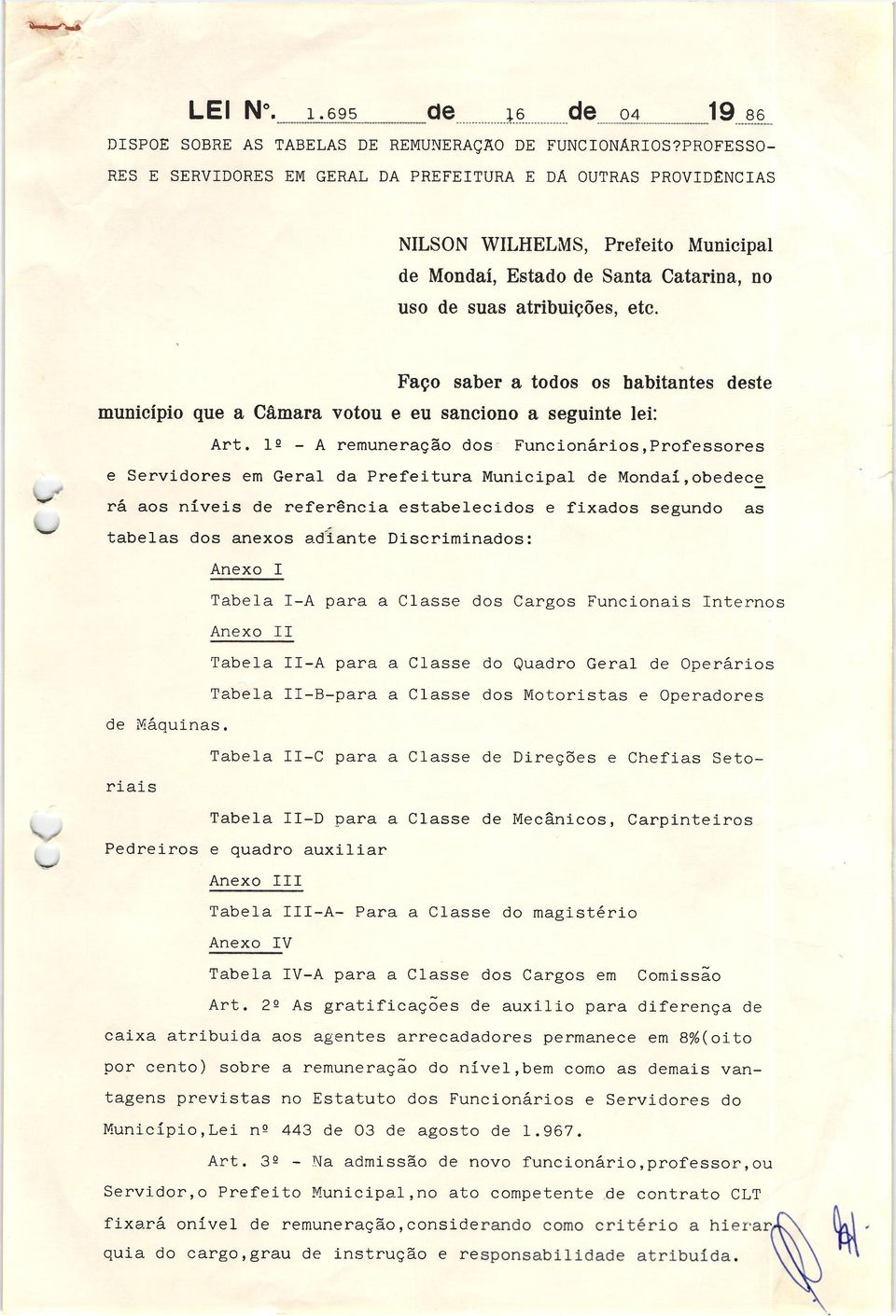 Faço saber a todos os babitantes ste município que a Câmara votou e eu sanciono a seguinte lei: Art.