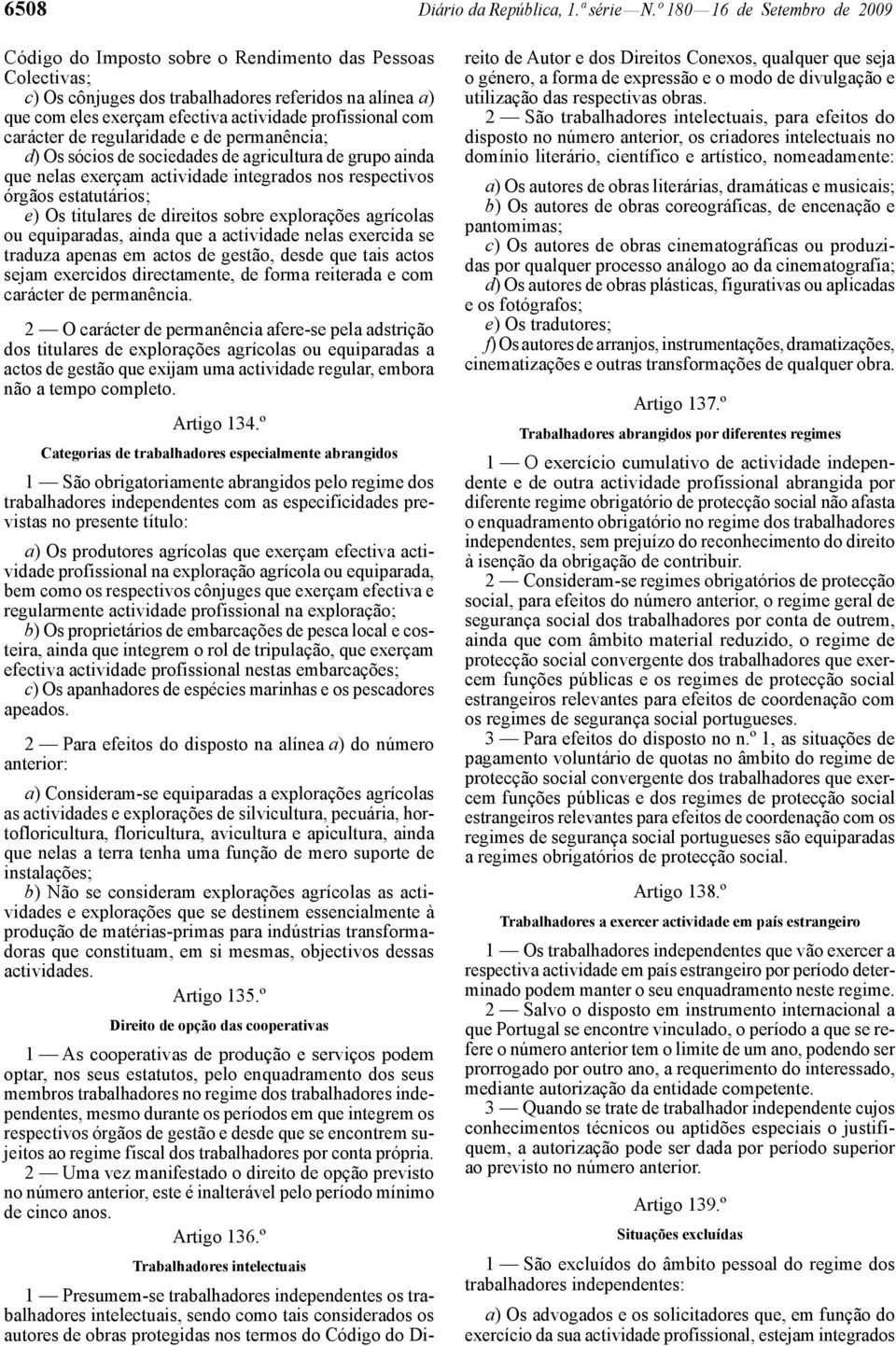 com carácter de regularidade e de permanência; d) Os sócios de sociedades de agricultura de grupo ainda que nelas exerçam actividade integrados nos respectivos órgãos estatutários; e) Os titulares de