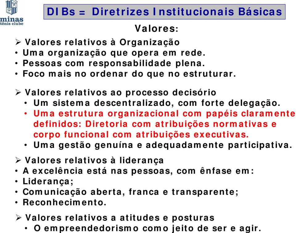 Uma estrutura organizacional com papéis claramente definidos: Diretoria com atribuições normativas e corpo funcional com atribuições executivas.