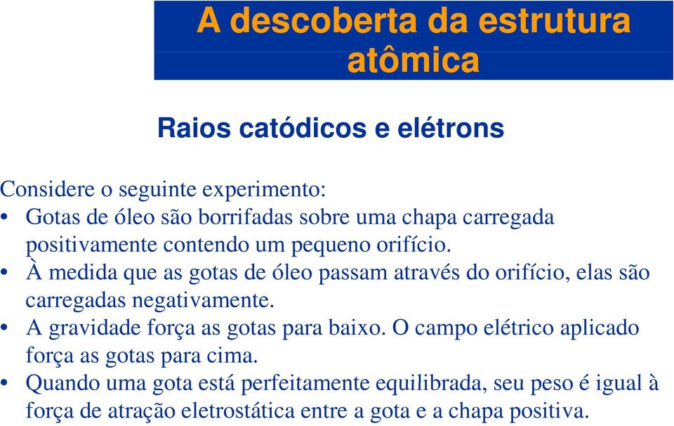 À medida que as gotas de óleo passam através do orifício, elas são carregadas negativamente.