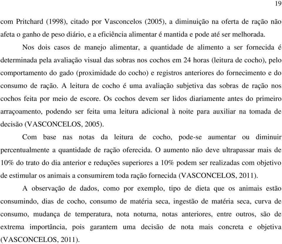 (proximidade do cocho) e registros anteriores do fornecimento e do consumo de ração. A leitura de cocho é uma avaliação subjetiva das sobras de ração nos cochos feita por meio de escore.