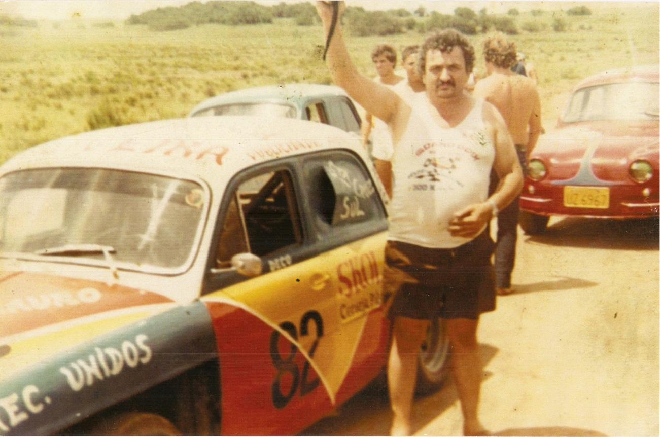 (Na foto, Deomar exibindo o carro e o troféu em um dos campeonatos em que foi vitorioso em 1982).