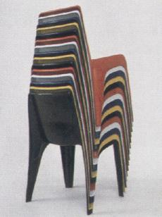 Como um paralelo alemão para o racionalismo italiano 20, a cadeira Bofinger desenhada por Helmut Bätzner foi fabricada em poliéster moldado por compressão reforçado com fibra de vidro (Figura 2.16).