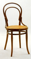 A utilização de técnicas de moldagem de folhas de madeira aperfeiçoada por Eames e Saarinem a partir das criações de Alvar Aalto, que na década de 30 havia usado com sucesso o compensado curvado em