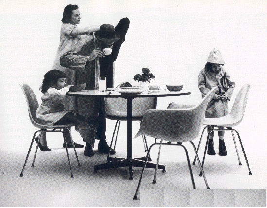 A B C D Figura, 2.05/ A-D Cadeiras desenvolvidas por Charles Eames utilizando resina termofixa poliéster reforçado com fibra de vidro.