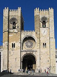 Moderna Fachada românica da Sé Velha de Lisboa. Arquitetura: Paleocristã, Visigótica, Moçarabe, Bizantina, Mourisca, Românica, Gótica. Catedral de Pisa (sec.