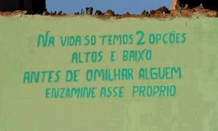 TIPOS DE VARIAÇÃO A língua varia de classe social para classe social e de acordo com o nível de escolaridade do falante.