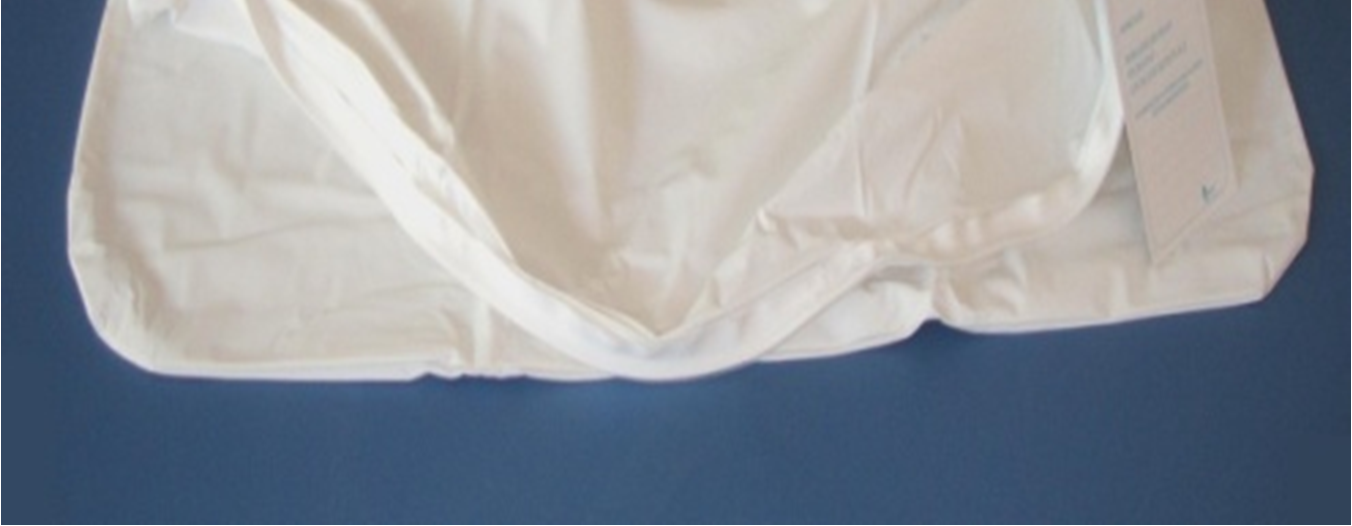 SACO PARA OSSADAS PVC Em cor standard branco; Confecionado em 65% PVC, 10 mícrons (ou 15 mícrons) e 35% DOP, degradável; Perfumado; Resistente, 100% opaco e estanque; Fecho de correr de nylon a todo