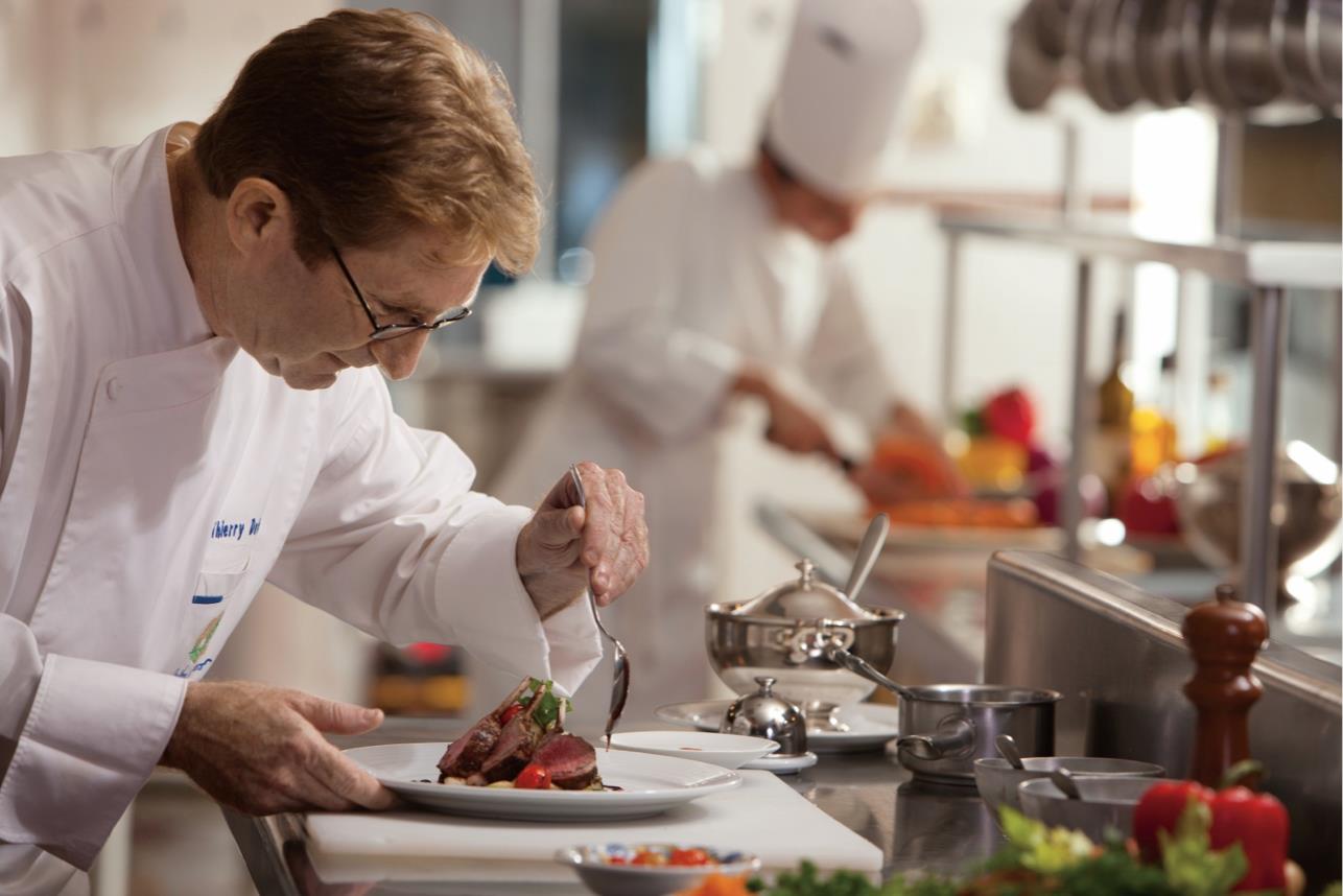 Gastronomia Opções de jantares temáticos e à la carte, com vista para o mar; Menus elaborados por chefes renomados;