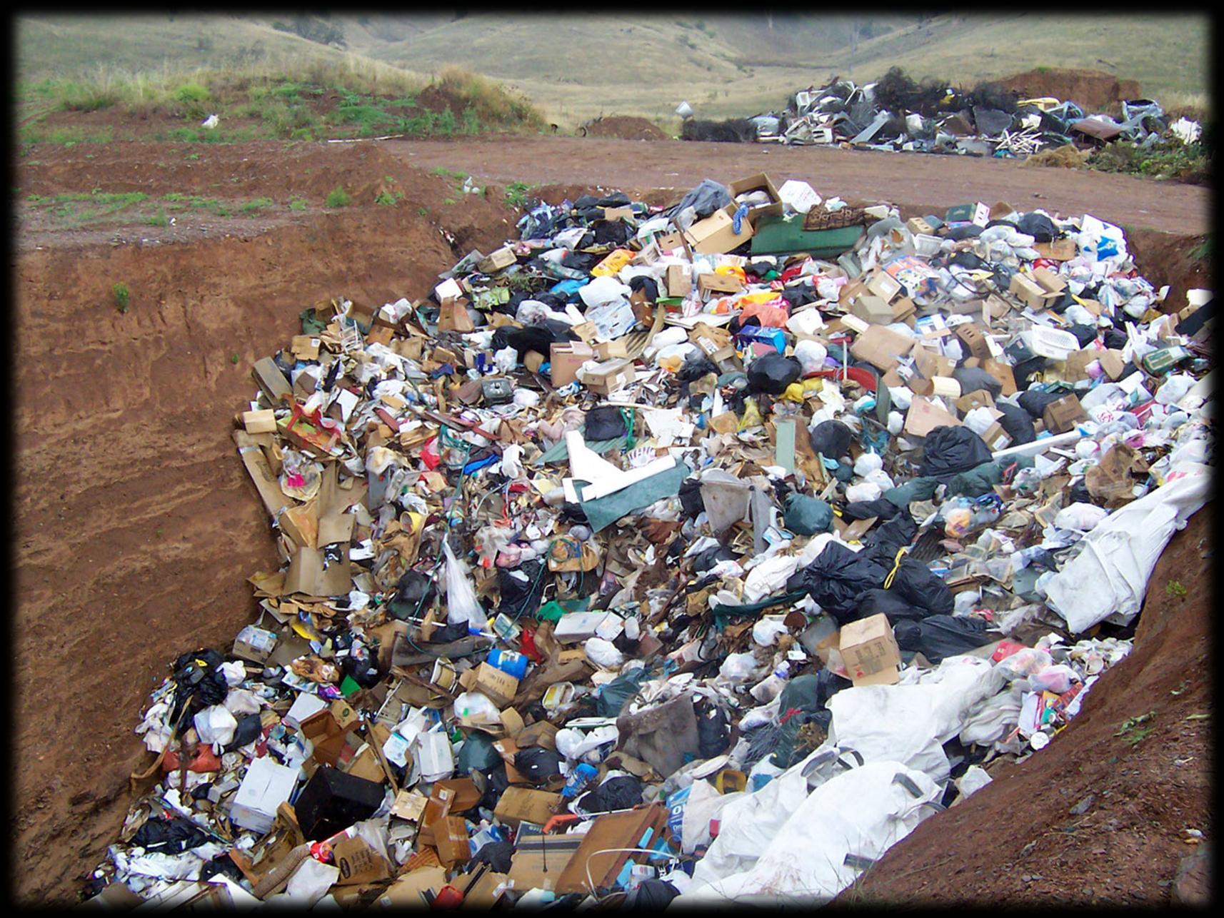 ATERROS SANITÁRIOS Os aterros são terrenos com buracos cavados no chão forrados com plástico ou argila onde o lixo recolhido na cidade é depositado; A decomposição da matéria