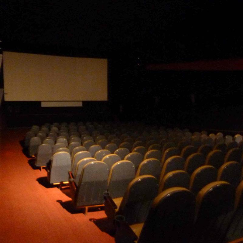 Estação Botafogo Primeiro cinema do Grupo, inaugurado como um cineclube em outubro de 1985, com o filme Eu sei que vou te amar, de Arnaldo Jabor, Palma de Ouro de melhor atriz para Fernanda Torres.