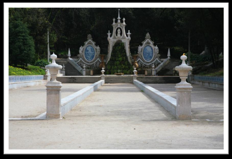 A entrada do jardim faz-se através de um arco triunfal, coroado por três estátuas representando a Fé, a Esperança e a Caridade.