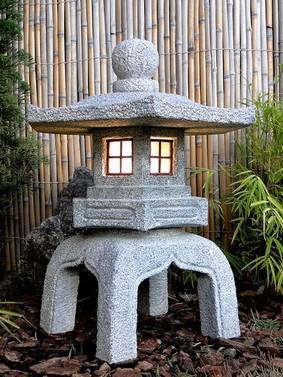 Lanternas de Pedra Torô, Ishitorô As lanternas de Pedra, chamadas no Japão de Ishi-Dooro, onde Ishi - Pedra e Dooro - Lanterna, são um dos objetos mais icônicos da Cultura Japonesa.