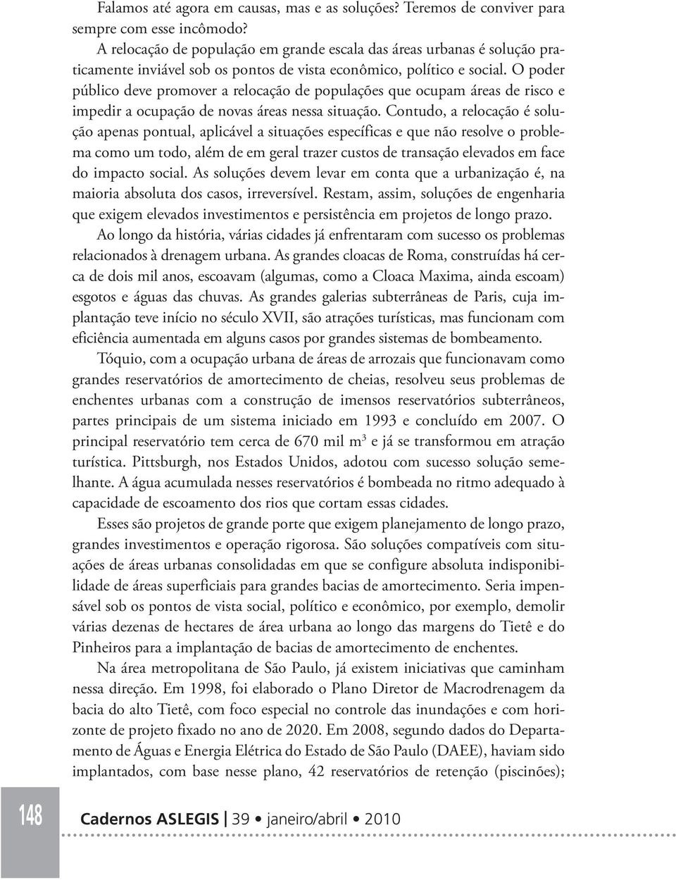 O poder público deve promover a relocação de populações que ocupam áreas de risco e impedir a ocupação de novas áreas nessa situação.