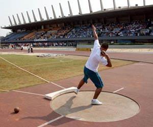 Atletismo Arremesso de peso Regras e infrações: A bola oficial masculina pesa 7,26 kg e é geralmente feita de bronze ou ferro fundido e chumbo. Possui cerca de 12 cm de diâmetro.