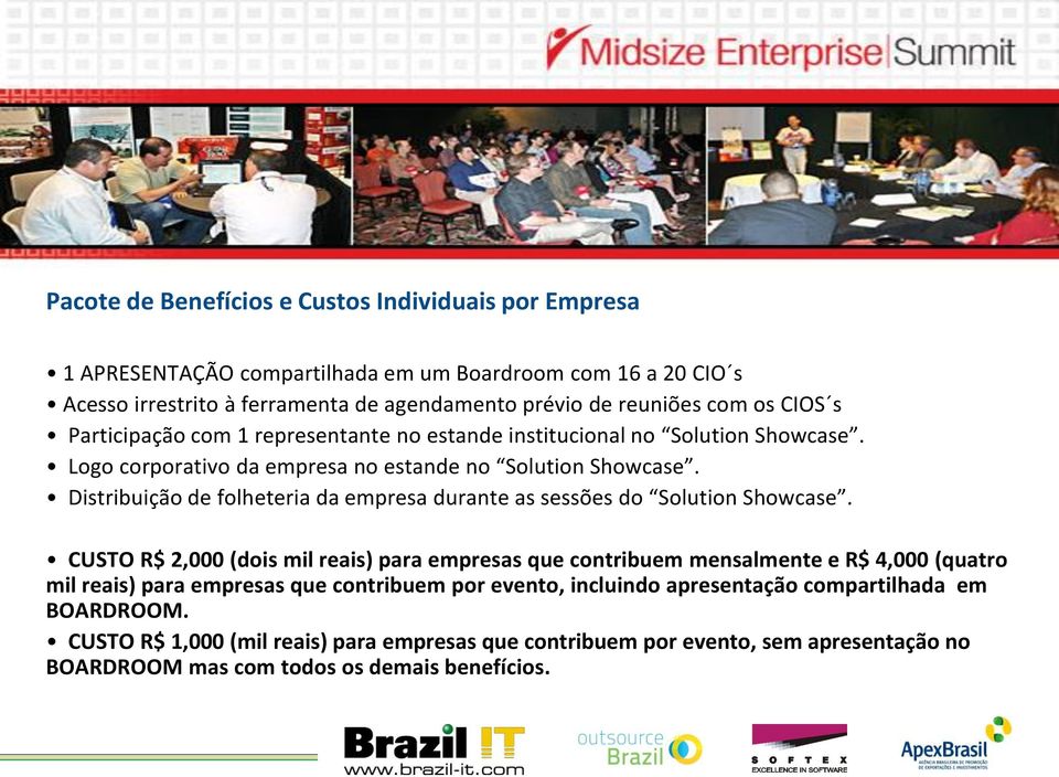 Distribuição de folheteria da empresa durante as sessões do Solution Showcase.