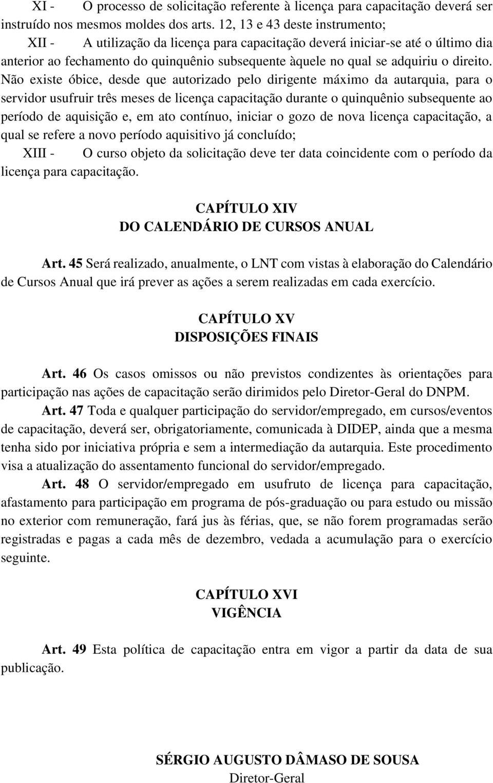 Não existe óbice, desde que autorizado pelo dirigente máximo da autarquia, para o servidor usufruir três meses de licença capacitação durante o quinquênio subsequente ao período de aquisição e, em