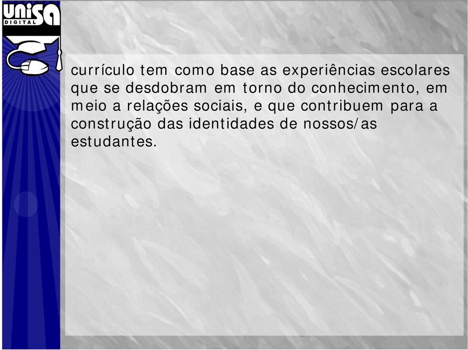 conhecimento, em meio a relações sociais, e que