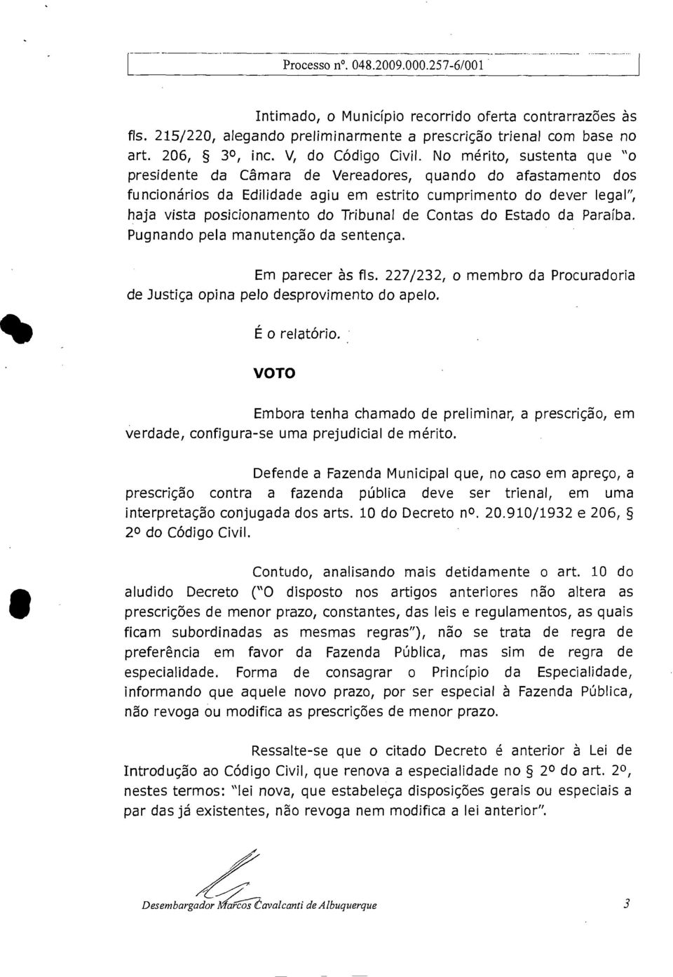 No mérito, sustenta que "o presidente da Câmara de Vereadores, quando do afastamento dos funcionários da Edilidade agiu em estrito cumprimento do dever legal", haja vista posicionamento do Tribunal