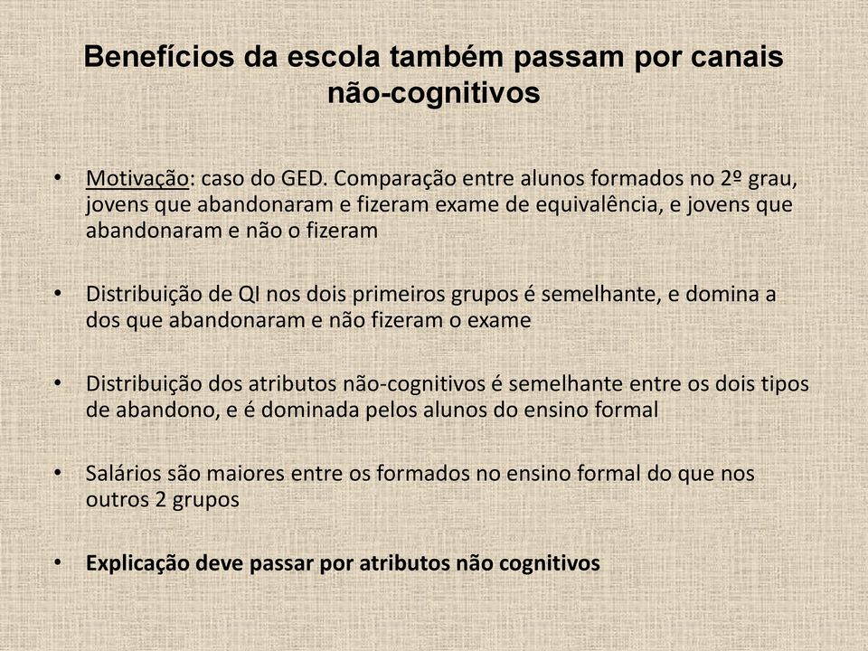 Distribuição de QI nos dois primeiros grupos é semelhante, e domina a dos que abandonaram e não fizeram o exame Distribuição dos atributos