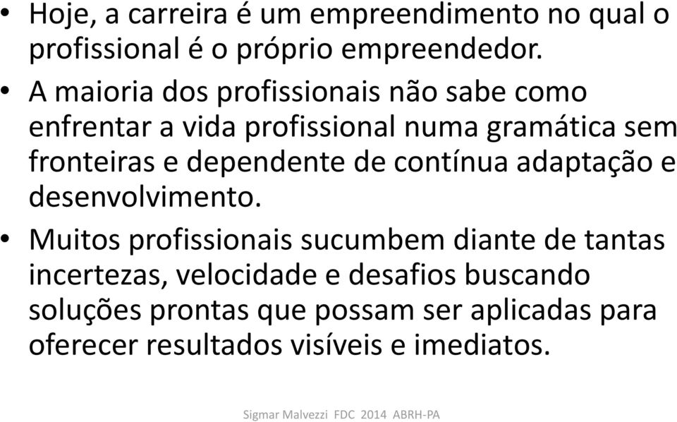 dependente de contínua adaptação e desenvolvimento.