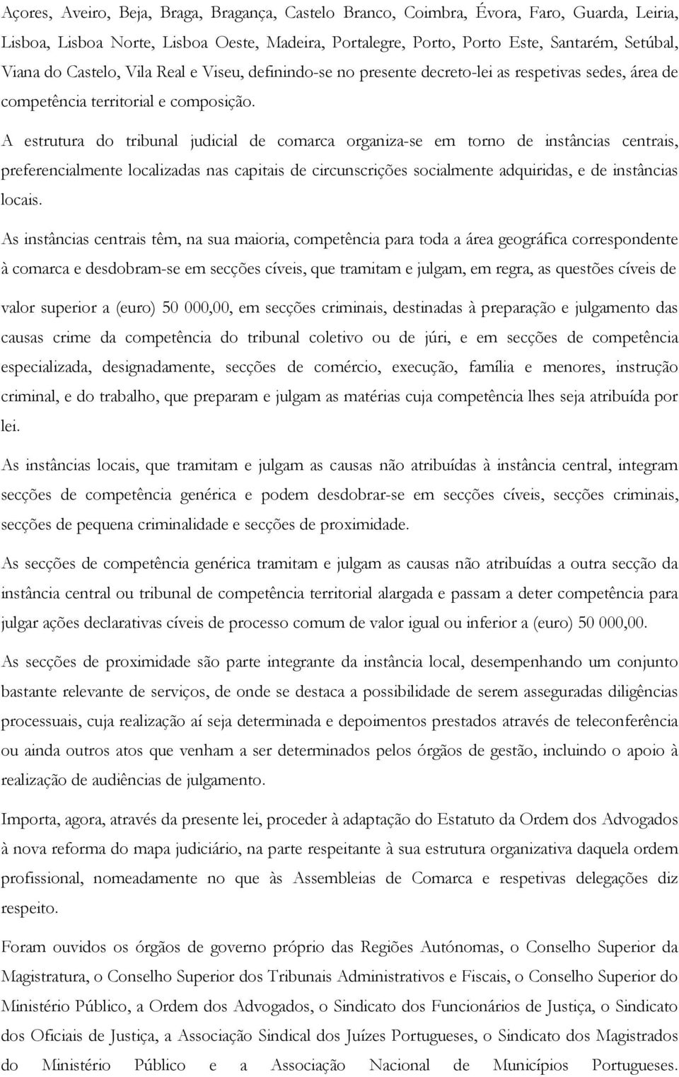 A estrutura do tribunal judicial de comarca organiza-se em torno de instâncias centrais, preferencialmente localizadas nas capitais de circunscrições socialmente adquiridas, e de instâncias locais.