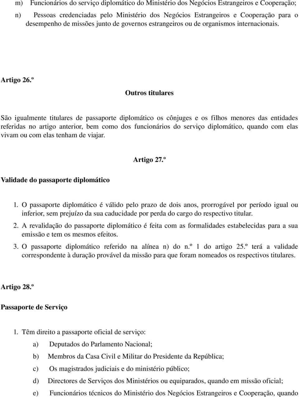 º Outros titulares São igualmente titulares de passaporte diplomático os cônjuges e os filhos menores das entidades referidas no artigo anterior, bem como dos funcionários do serviço diplomático,