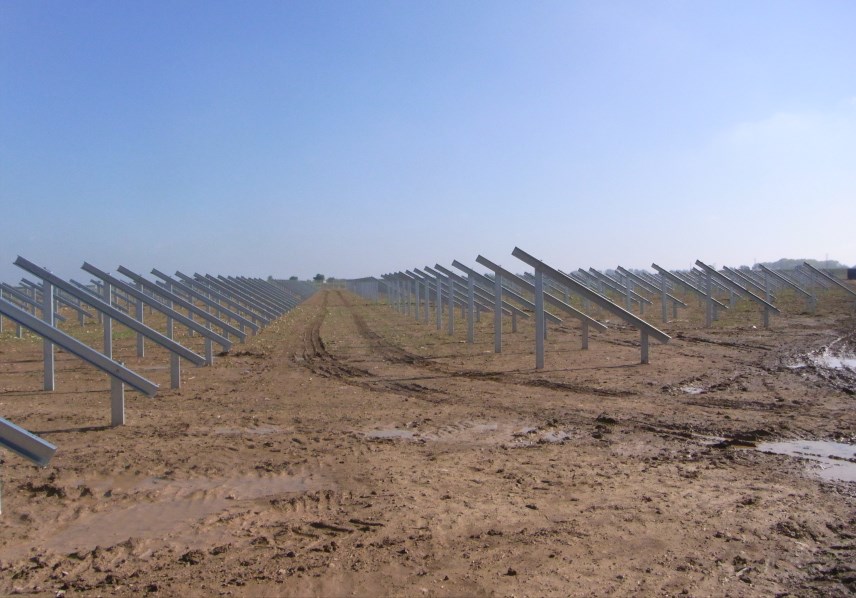 SISTEMAS PARA HORTA SOLAR Sistema com dois postes que podem ser instalados em fundações de betão, cravados
