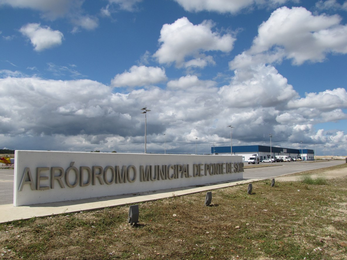 AERÓDROMO MUNICIPAL DE PONTE DE SOR O Aeródromo Municipal de Ponte de Sor é uma infraestrutura de utilização pública, certificada pelo Instituto Nacional de Aviação Civil (INAC ) em classe II e