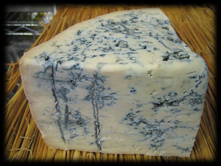 Gorgonzola - O gorgonzola é uma variedade de queijo azul fabricado com leite de vaca, originário da localidade de